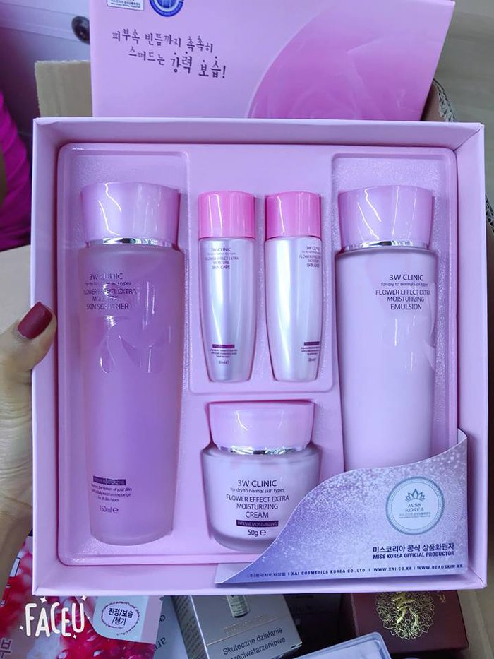 Kem dưỡng 3W Clinic Flower Effect Extra Moisturizing Cream