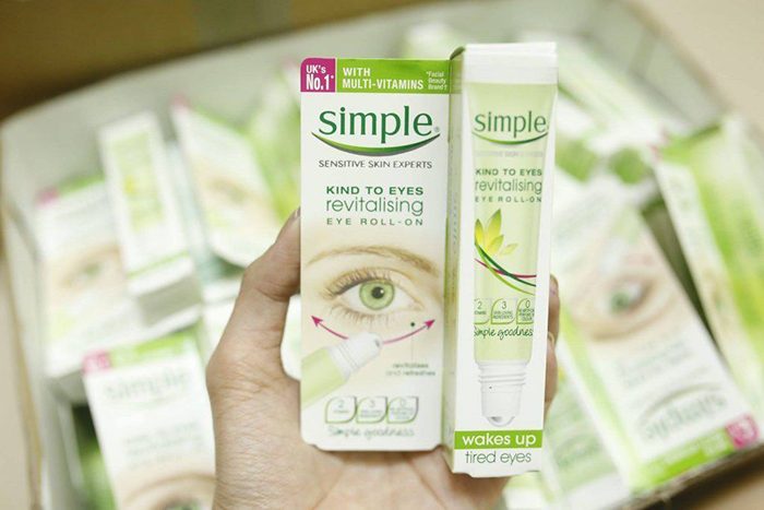 Kem dưỡng chống thâm quầng mắt Simple Revitalising Eye Roll-On