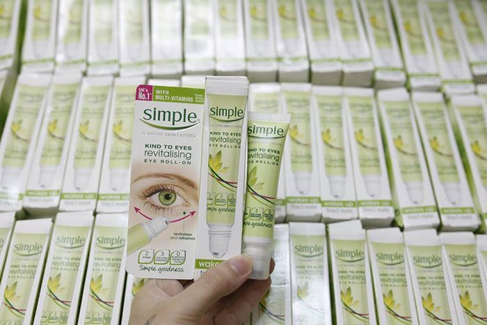 Kem dưỡng chống thâm quầng mắt Simple Revitalising Eye Roll-On