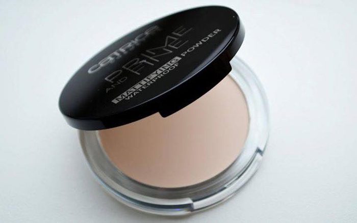 Phấn Phủ Catrice Prime And Fine Wterproof Mattifying Powder