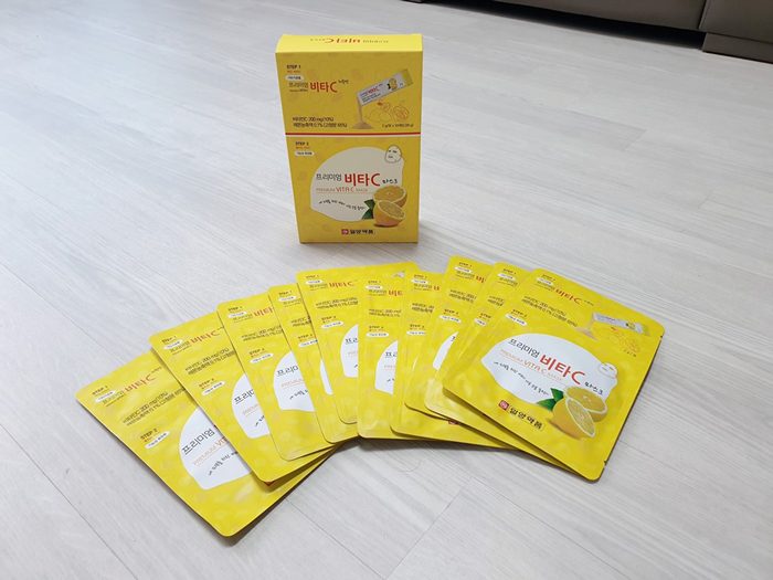 mat na 2 buoc uong va dap premium vita c mask 3
