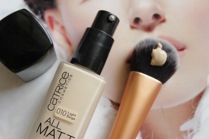 Kem nền kiềm dầu Catrice all matt plus shine control make up 18h 4