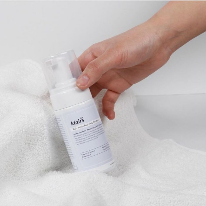 sua rua mat klairs rich moist foaming cleanser 6