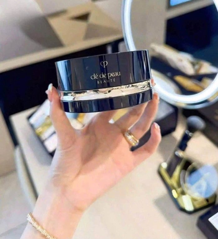 Phấn phủ bột Cle de Peau Beaute Loose Powder